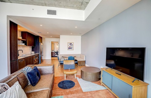 Rainey Street Historic District Condo | Condo on hip Rainey Street - skyline-view balcony, rooftop pool