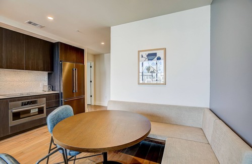 Rainey Street Historic District Condo | Condo on hip Rainey Street - skyline-view balcony, rooftop pool