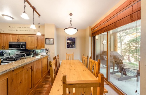 Crooked Pines Condo | Condo on Sierra Star Golf Course w/Shared Hot Tub & Firepit - Near Eagle Lodge