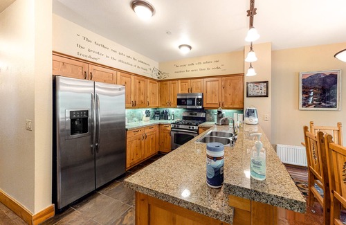 Crooked Pines Condo | Condo on Sierra Star Golf Course w/Shared Hot Tub & Firepit - Near Eagle Lodge