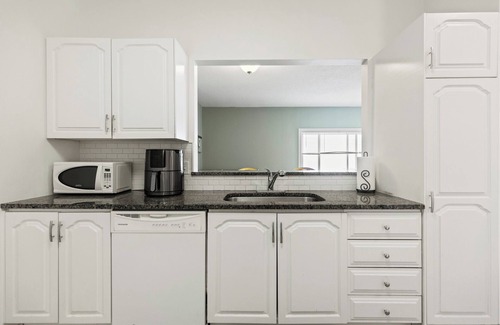 Old Orchard Beach Condo | Condo Room 606 Lovely beach and pier view from this cozy 1 bedroom!
