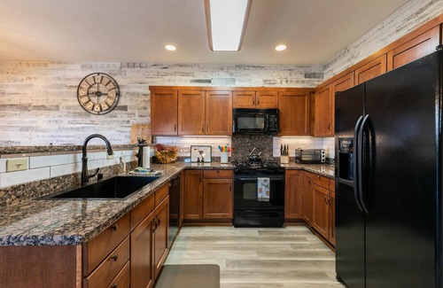 Truckee Condo | Condo w/Beautiful Mountain View. Steps from Ski/Trails. Donner Lake. EV outlet