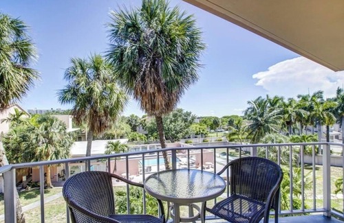 Lauderdale-by-the-Sea Condo | Condo w/Heated Pool and Steps to the Beach! Min 90-Day Rental