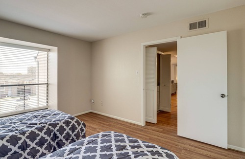 South Main Condo | Condo w/ Outdoor Pool Access: 1 Mi to NRG Stadium