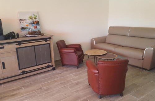 Hyeres Apartment | Condo with direct access to the beach