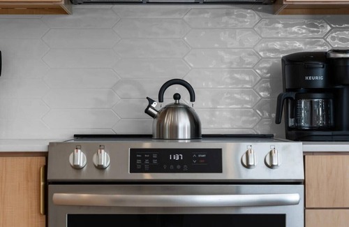 Traverse City Condo | Condo with Rooftop Hot Tubs & Close to Downtown TC