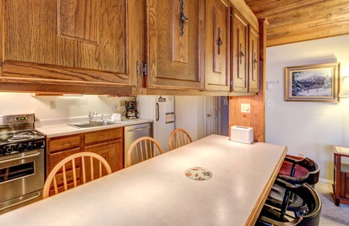 Ludlow Condo | Condo with Seasonal Pool & Tennis Courts - Walk to Ski Trails