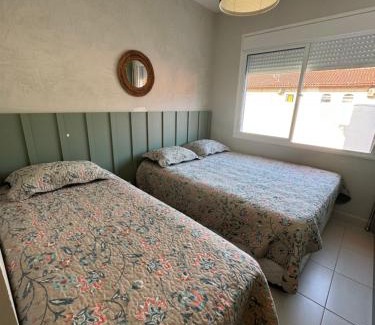 Boicucanga Beach House | Condomínio pé na areia, super novo e confortável.