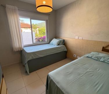 Boicucanga Beach House | Condomínio pé na areia, super novo e confortável.