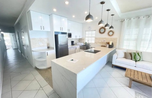 Worthing Apartment | Condominium apartment in front of Beach