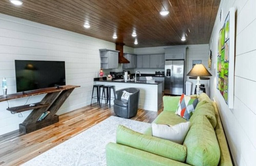 Cullman Apartment | Condominium B in the Hollernn