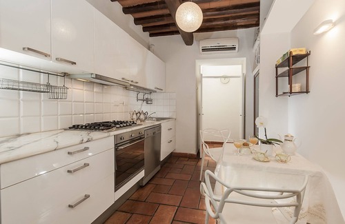 Rione III Colonna Apartment | Condotti 21 Penthouse