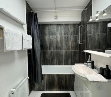 Montigny-le-Bretonneux Apartment | Confort et charme aux Arcades