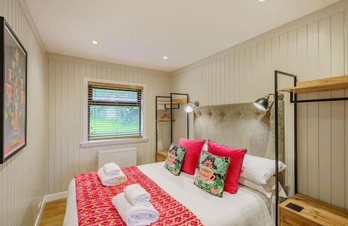 Newton Stewart Ski Chalet | Conifer Lodge 25 with Hot Tub