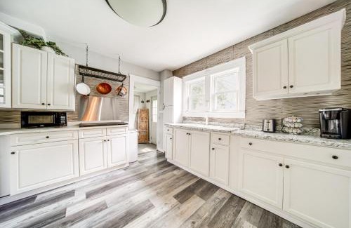 Conneaut House | Conneaut Vacation Rental with Deck Near Lake Erie!