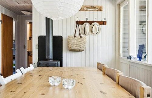 Skødshoved Strand House | Connect In A Cosy Wooden Cottage