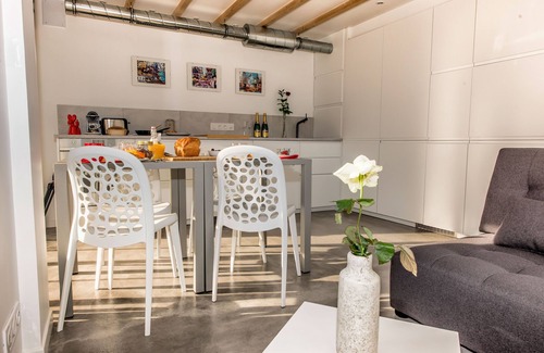 Honfleur House | Connected tiny house 2 bedrooms terrace private parking giant cinema screen