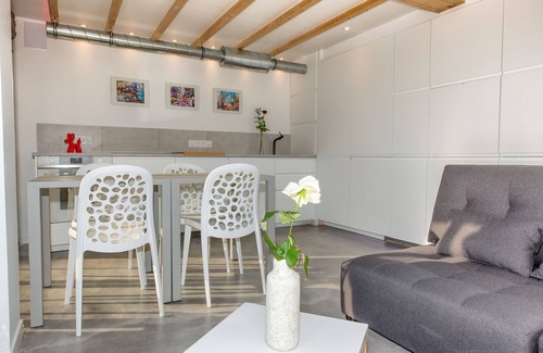 Honfleur House | Connected tiny house 2 bedrooms terrace private parking giant cinema screen
