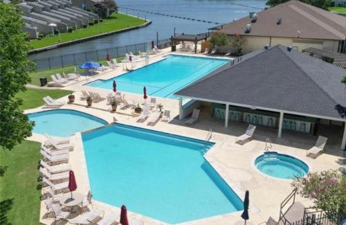 Montgomery Ski Chalet | Conroe Lakefront Cottage
