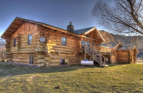 Gardiner Cabin | Considering a Yellowstone destination wedding? We might be just the place!