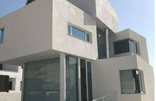 Velez de Benaudalla House | Contemporary detached villa with private pool and garden