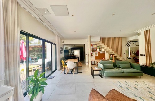 Saint-Jean-de-Vedas Villa | Contemporary villa with pool, 10 minutes from the beach!