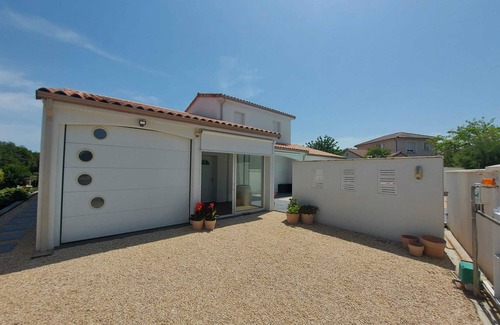 Vouneuil-sous-Biard House | Contemporary villa with pool