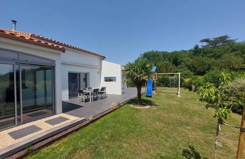 Vouneuil-sous-Biard House | Contemporary villa with pool