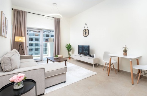 Discovery Gardens Apartment | Contemporary 1BR in Al Furjan