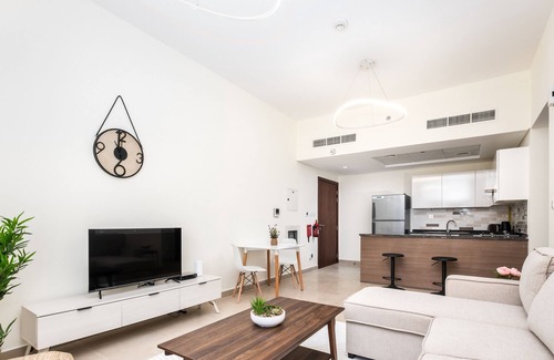 Discovery Gardens Apartment | Contemporary 1BR in Al Furjan