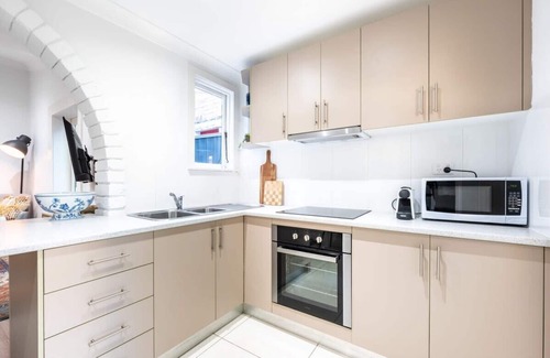 Enmore House | Contemporary 2-Bed House in Trendy Enmore
