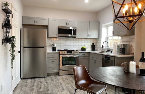 Herndon House | Contemporary 2 BEDR, 2 LVL Home, Designer Kitchen, Office + 1 Gig Internet Speed ⚡