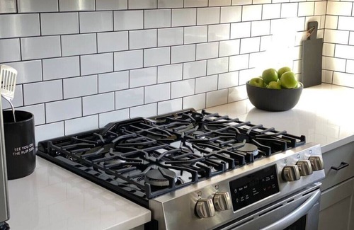 Herndon House | Contemporary 2 BEDR, 2 LVL Home, Designer Kitchen, Office + 1 Gig Internet Speed ⚡