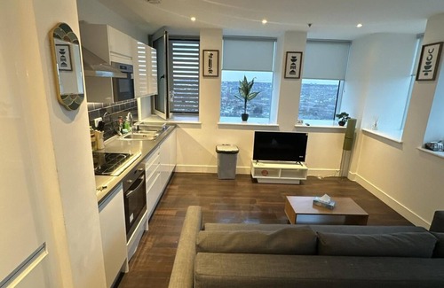 Collier's Wood Apartment | Contemporary 2-Bedroom in Britannia Point, Urban Chic.