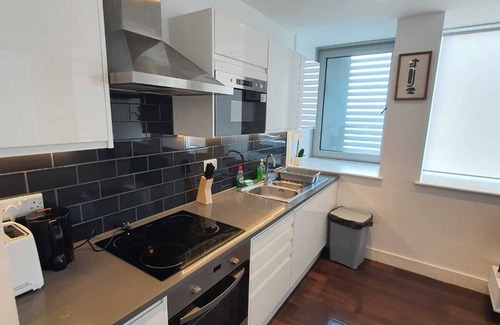 Collier's Wood Apartment | Contemporary 2-Bedroom in Britannia Point, Urban Chic.