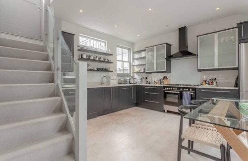 Shaftesbury Apartment | Contemporary 2BD Flat w/Patio, Clapham!