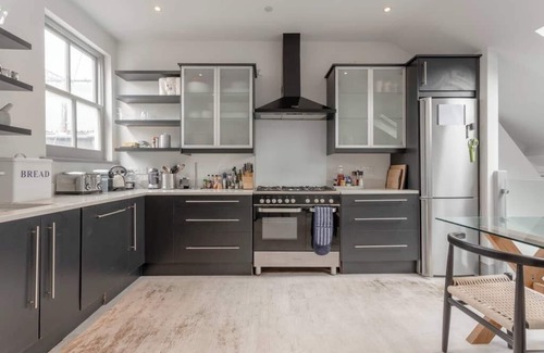 Shaftesbury Apartment | Contemporary 2BD Flat w/Patio, Clapham!