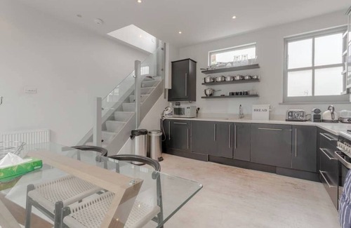 Shaftesbury Apartment | Contemporary 2BD Flat w/Patio, Clapham!