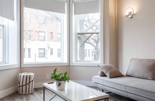 Lakeview Apartment | Contemporary 2BR Flat Right Next to Wrigley Field & Transit ❤️ Cubs!