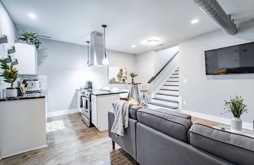 Fountain Square House | Contemporary 2BR2BA w/King *Den*Private Entry/Yard