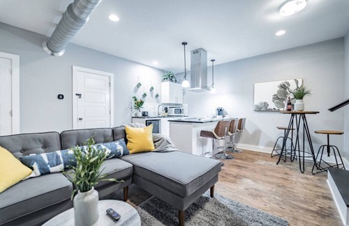 Fountain Square House | Contemporary 2BR2BA w/King *Den*Private Entry/Yard