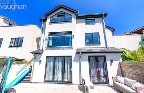 Brighton House | Contemporary 4 bedroom home in the heart Brighton.