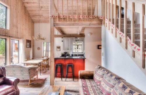 Tahoma House | Contemporary and Rustic Tahoe Home, Minutes from Lake, Smart TV, Basketball hoop