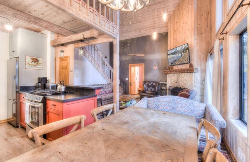 Tahoma House | Contemporary and Rustic Tahoe Home, Minutes from Lake, Smart TV, Basketball hoop