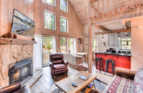 Tahoma House | Contemporary and Rustic Tahoe Home, Minutes from Lake, Smart TV, Basketball hoop
