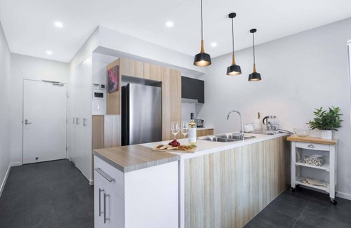 Kangaroo Point Apartment | Contemporary Apt, Premium Local, WiFi, Wine, Cafes