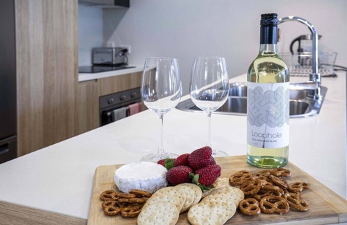 Kangaroo Point Apartment | Contemporary Apt, Premium Local, WiFi, Wine, Cafes