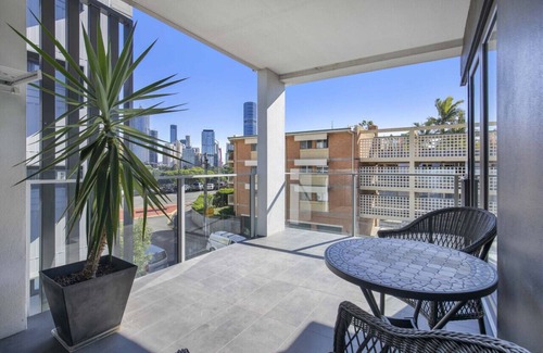 Kangaroo Point Apartment | Contemporary Apt, Premium Local, WiFi, Wine, Cafes