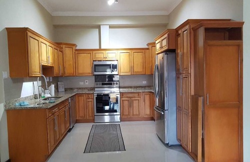 Saint Andrew Apartment | Contemporary Apt. Close to Bob Marley Museum, includes Jacuzzi Bath,