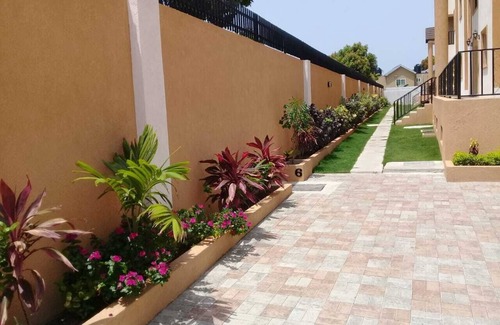 Saint Andrew Apartment | Contemporary Apt. Close to Bob Marley Museum, includes Jacuzzi Bath,